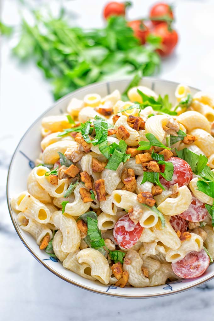 Incredibly easy and insanely delicious: This BLT macaroni salad is entirely vegan, gluten free and made with no mayo. It's an amazing dinner, lunch or perfect for potlucks and parties. A great dairy free alternative for work lunch, meal prep and a winning combo for a bbq side dish. The ultimate comfort food super easy to make with all the best flavors. Try it now. #vegan #glutenfree #vegetarian #dairyfree #contentednesscooking #blt #pasta #salad #mealprep #worklunch #easyfood #budgetfriendly