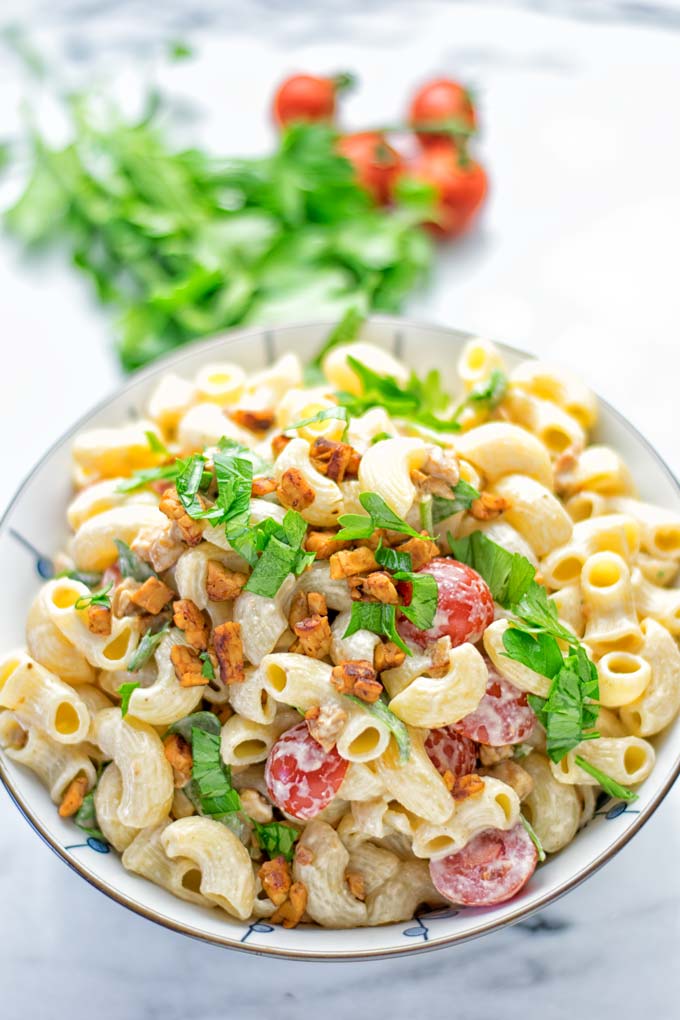 Incredibly easy and insanely delicious: This BLT macaroni salad is entirely vegan, gluten free and made with no mayo. It's an amazing dinner, lunch or perfect for potlucks and parties. A great dairy free alternative for work lunch, meal prep and a winning combo for a bbq side dish. The ultimate comfort food super easy to make with all the best flavors. Try it now. #vegan #glutenfree #vegetarian #dairyfree #contentednesscooking #blt #pasta #salad #mealprep #worklunch #easyfood #budgetfriendly