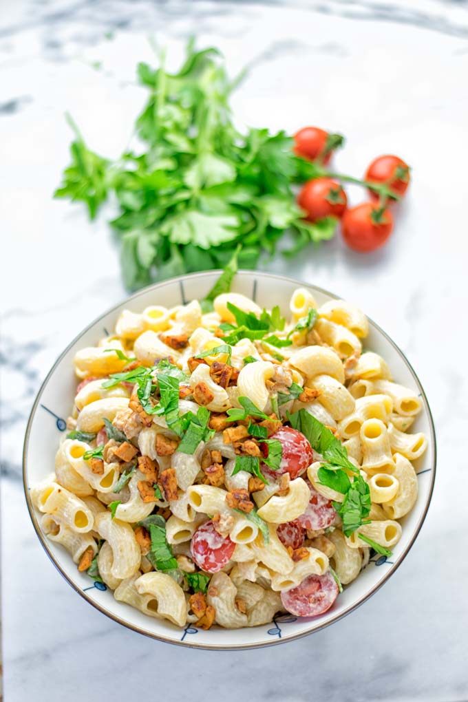 Incredibly easy and insanely delicious: This BLT macaroni salad is entirely vegan, gluten free and made with no mayo. It's an amazing dinner, lunch or perfect for potlucks and parties. A great dairy free alternative for work lunch, meal prep and a winning combo for a bbq side dish. The ultimate comfort food super easy to make with all the best flavors. Try it now. #vegan #glutenfree #vegetarian #dairyfree #contentednesscooking #blt #pasta #salad #mealprep #worklunch #easyfood #budgetfriendly