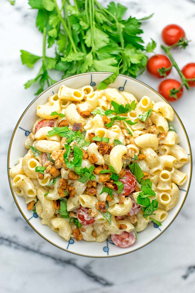 Incredibly easy and insanely delicious: This BLT macaroni salad is entirely vegan, gluten free and made with no mayo. It's an amazing dinner, lunch or perfect for potlucks and parties. A great dairy free alternative for work lunch, meal prep and a winning combo for a bbq side dish. The ultimate comfort food super easy to make with all the best flavors. Try it now. #vegan #glutenfree #vegetarian #dairyfree #contentednesscooking #blt #pasta #salad #mealprep #worklunch #easyfood #budgetfriendly
