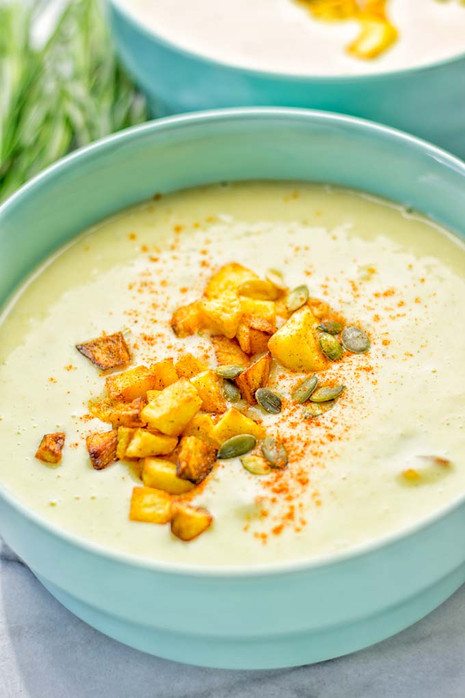 This Cheesy Potato Soup with Roasted Pepitas is the ultimate comfort food for everyone. Entirely vegan, gluten free, super easy to make. Such a delicious option for lunch, dinner, meal prep, work lunches and of course perfect for holidays. #vegan #glutenfree #dairyfree #vegetarian #soup #potatoes #holidays #dinner #lunch #mealprep Worklunchideas #contentednesscooking #potatosoup #familymealsonabudget #familymealskidfriendly