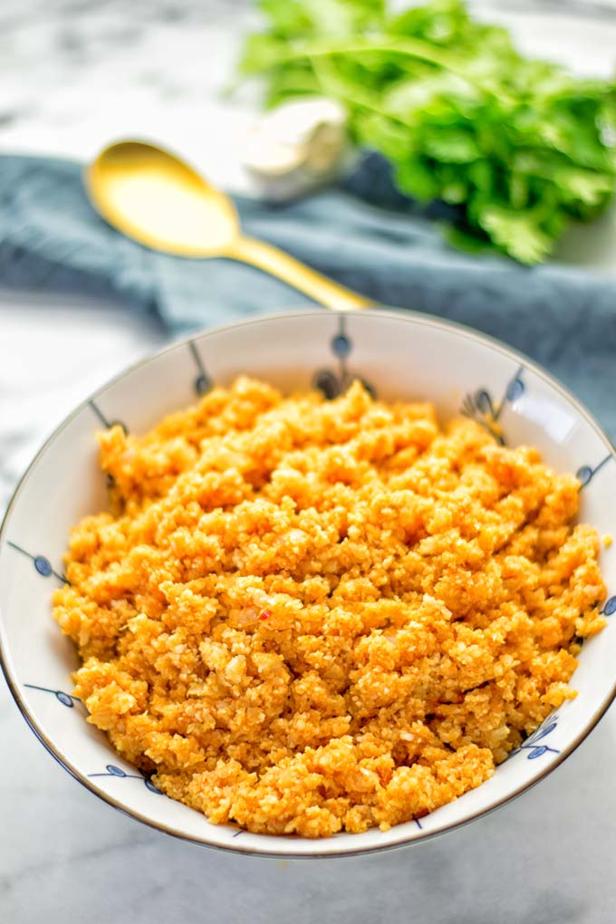 This Spanish Cauliflower Rice is naturally vegan, gluten free and seriously the best. It's super easy to make in one pan and packed with amazing flavors. An easy recipe for lunch, dinner, meal prep and work lunch. It's delicious on its own or as side dish. Try this great dairy free and low carb alternative now. #vegan #glutenfree #dairyfree #vegetarian #cauliflower #spanish #rice #lowcarb #mealprep #worklunchideas #lunch #dinner #sidedish #contentednesscooking #easyfood #budgetmeals