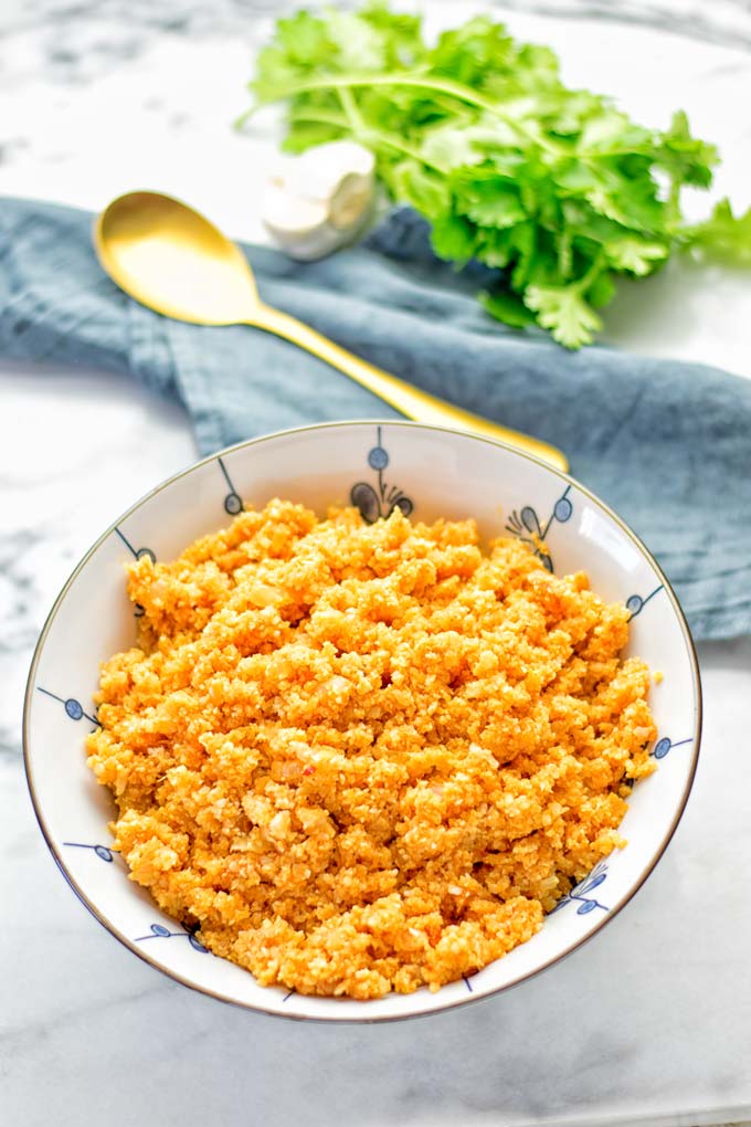 This Spanish Cauliflower Rice is naturally vegan, gluten free and seriously the best. It's super easy to make in one pan and packed with amazing flavors. An easy recipe for lunch, dinner, meal prep and work lunch. It's delicious on its own or as side dish. Try this great dairy free and low carb alternative now. #vegan #glutenfree #dairyfree #vegetarian #cauliflower #spanish #rice #lowcarb #mealprep #worklunchideas #lunch #dinner #sidedish #contentednesscooking #easyfood #budgetmeals