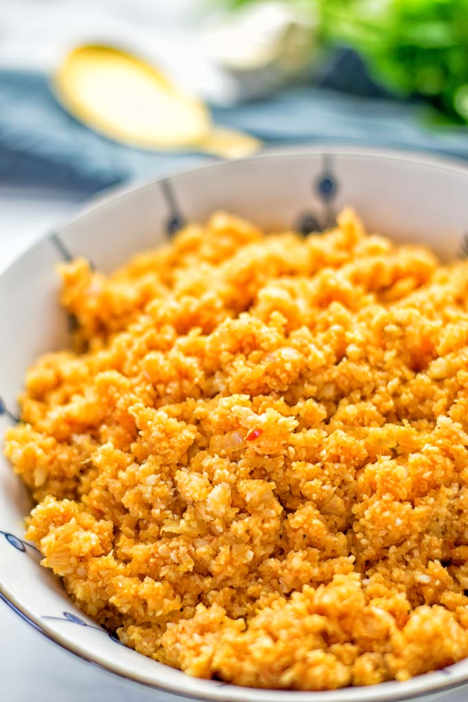 This Spanish Cauliflower Rice is naturally vegan, gluten free and seriously the best. It's super easy to make in one pan and packed with amazing flavors. An easy recipe for lunch, dinner, meal prep and work lunch. It's delicious on its own or as side dish. Try this great dairy free and low carb alternative now. #vegan #glutenfree #dairyfree #vegetarian #cauliflower #spanish #rice #lowcarb #mealprep #worklunchideas #lunch #dinner #sidedish #contentednesscooking #easyfood #budgetmeals