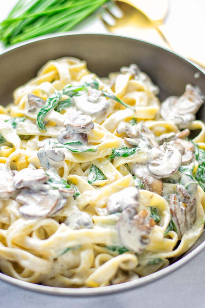 Super creamy and easy to make: Spinach Mushroom Fettuccine Alfredo entirely vegan, gluten free and the ultimate comfort food for dinner, lunch, meal preparation that the whole family will love. If you're looking for a delicious fettuccine Alfredo recipe try it now, it's a keeper. #vegan #glutenfree #dairyfree #vegetarian #contentednesscooking #dinner #lunch #mealprep #worklunchideas #fettuccinealfredo #spinachrecipes #mushroomrecipes #familydinnerideas #fettuccinerecipes #easy20minutemeals