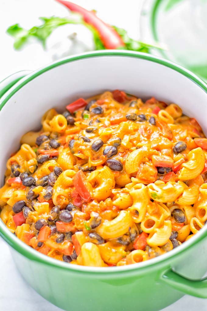 This One Pot Chili Mac & Cheese is super easy to make. It's insanely creamy, vegan, gluten free and ready in 20 minutes on the table. If you're looking for easy one pot meals that the whole family will love try it now and learn how easy meal preparation, dinner, lunch, work lunches and more can be. #vegan #glutenfree #vegetarian #dairyfree #onepotmeals #contentednesscooking #lunch #dinner #worklunchideas #mealprep #chilimacandcheese
