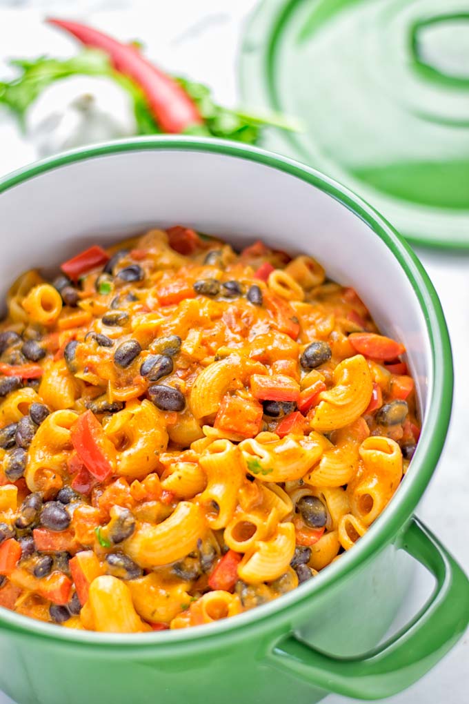 This One Pot Chili Mac & Cheese is super easy to make. It's insanely creamy, vegan, gluten free and ready in 20 minutes on the table. If you're looking for easy one pot meals that the whole family will love try it now and learn how easy meal preparation, dinner, lunch, work lunches and more can be. #vegan #glutenfree #vegetarian #dairyfree #onepotmeals #contentednesscooking #lunch #dinner #worklunchideas #mealprep #chilimacandcheese