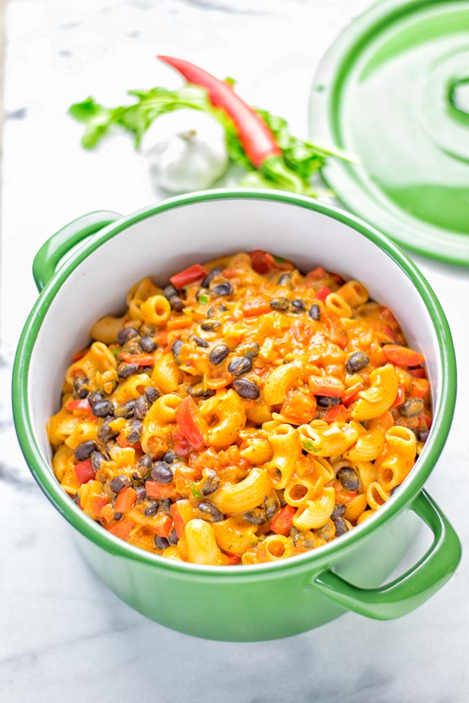 This One Pot Chili Mac & Cheese is super easy to make. It's insanely creamy, vegan, gluten free and ready in 20 minutes on the table. If you're looking for easy one pot meals that the whole family will love try it now and learn how easy meal preparation, dinner, lunch, work lunches and more can be. #vegan #glutenfree #vegetarian #dairyfree #onepotmeals #contentednesscooking #lunch #dinner #worklunchideas #mealprep #chilimacandcheese