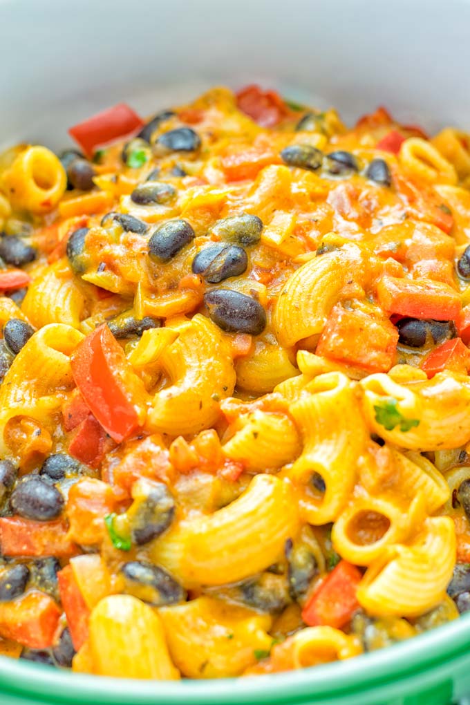 This One Pot Chili Mac & Cheese is super easy to make. It's insanely creamy, vegan, gluten free and ready in 20 minutes on the table. If you're looking for easy one pot meals that the whole family will love try it now and learn how easy meal preparation, dinner, lunch, work lunches and more can be. #vegan #glutenfree #vegetarian #dairyfree #onepotmeals #contentednesscooking #lunch #dinner #worklunchideas #mealprep #chilimacandcheese