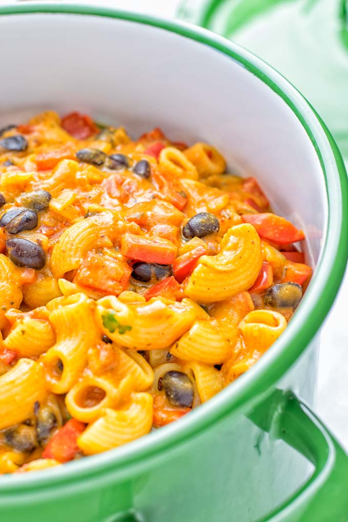 This One Pot Chili Mac & Cheese is super easy to make. It's insanely creamy, vegan, gluten free and ready in 20 minutes on the table. If you're looking for easy one pot meals that the whole family will love try it now and learn how easy meal preparation, dinner, lunch, work lunches and more can be. #vegan #glutenfree #vegetarian #dairyfree #onepotmeals #contentednesscooking #lunch #dinner #worklunchideas #mealprep #chilimacandcheese