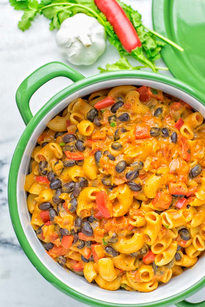 This One Pot Chili Mac & Cheese is super easy to make. It's insanely creamy, vegan, gluten free and ready in 20 minutes on the table. If you're looking for easy one pot meals that the whole family will love try it now and learn how easy meal preparation, dinner, lunch, work lunches and more can be. #vegan #glutenfree #vegetarian #dairyfree #onepotmeals #contentednesscooking #lunch #dinner #worklunchideas #mealprep #chilimacandcheese