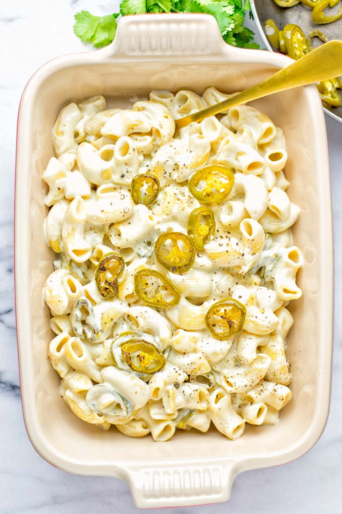 This Jalapeno Mac and Cheese is super easy to make and in 15 minutes on the table! It's creamy and perfectly spicy and entirely vegan, gluten free. An amazing option for dinner, lunch, meal prep, work lunch and so much more that the whole family will love. Try it for yourself and know this will be a staple in any house. #vegan #dairyfree #glutenfree #contentednesscooking #macandcheese #jalapeno #dinner #lunch #mealprep #worklunchideas #15minutemeals #familyfood #comfortfood