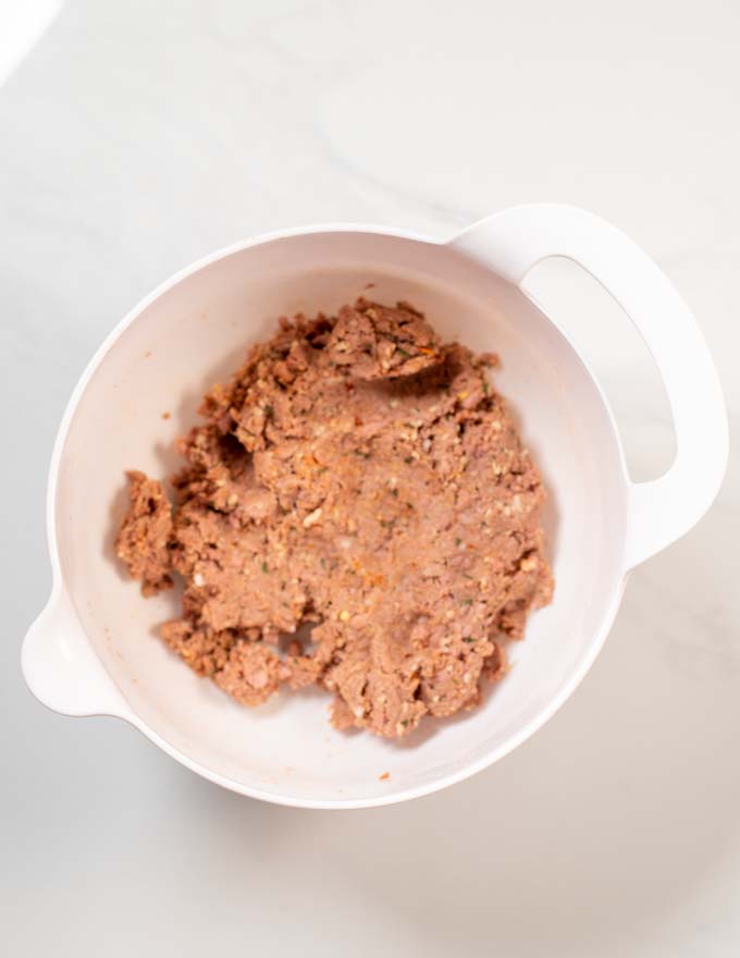 Top view on a mixing bowl with the combined patty mixture.