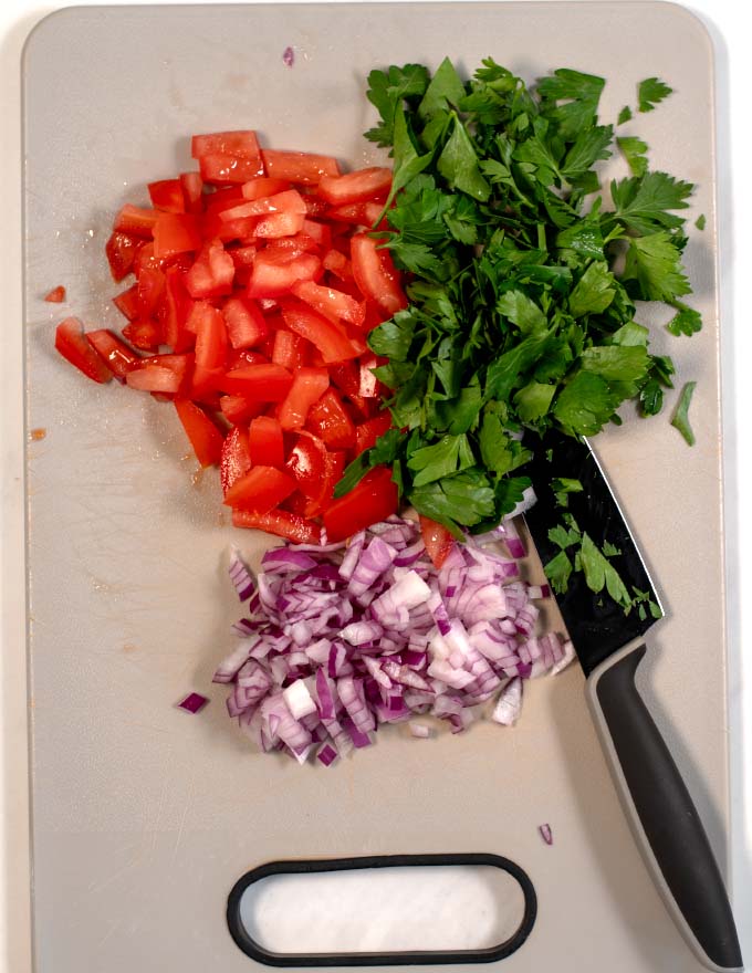 A cutting board with fresh vegetables.