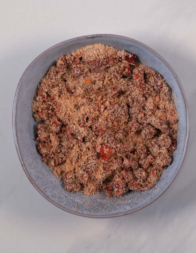 The topping from breadcrumbs and sun-dried tomatoes in a bowl.