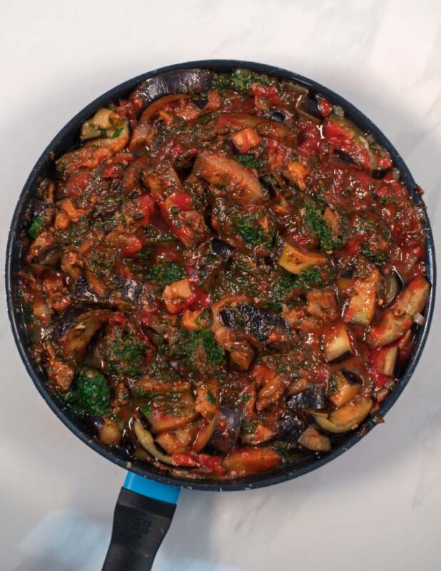 Filling of the casserole in a pan/