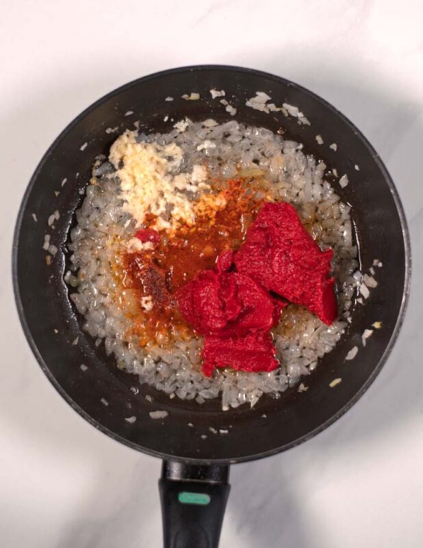 Other ingredients of the Vindaloo Sauce are aded to the onions.