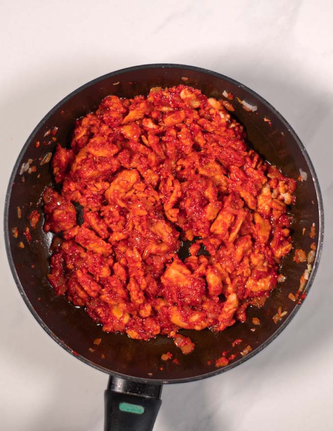 Vegan Chicken is fried and mixed with Vindaloo Sauce.