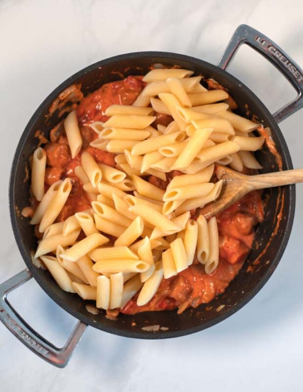 Precooked pasta is given to the sauce.