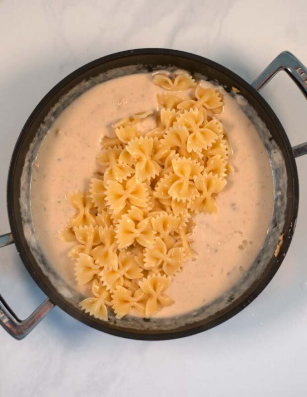 Cooked pasta is given to the Cream of chicken.
