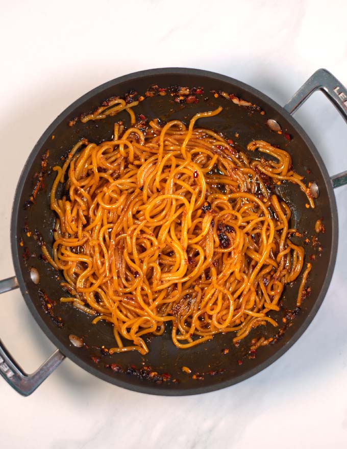 Mixed noodles with sauce.