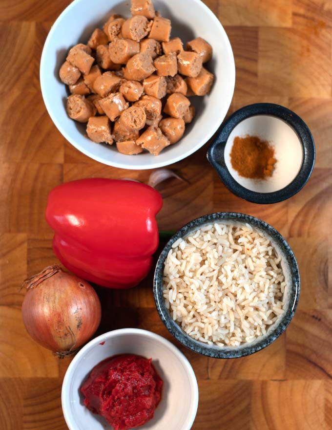 Ingredientes needed to make Smoked Sausage and Rice collected on a board.