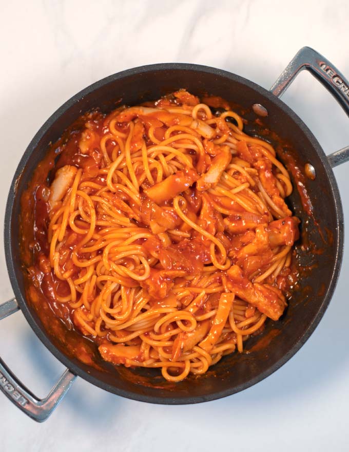 Spaghetti are mixed with the Chicken Marinara Sauce.
