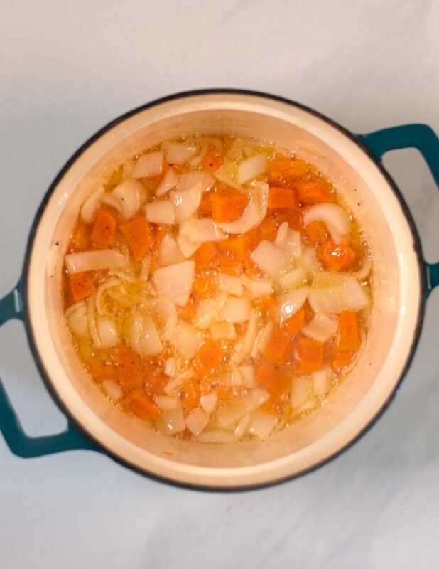Onions and carrots are sauteed until fragrant.