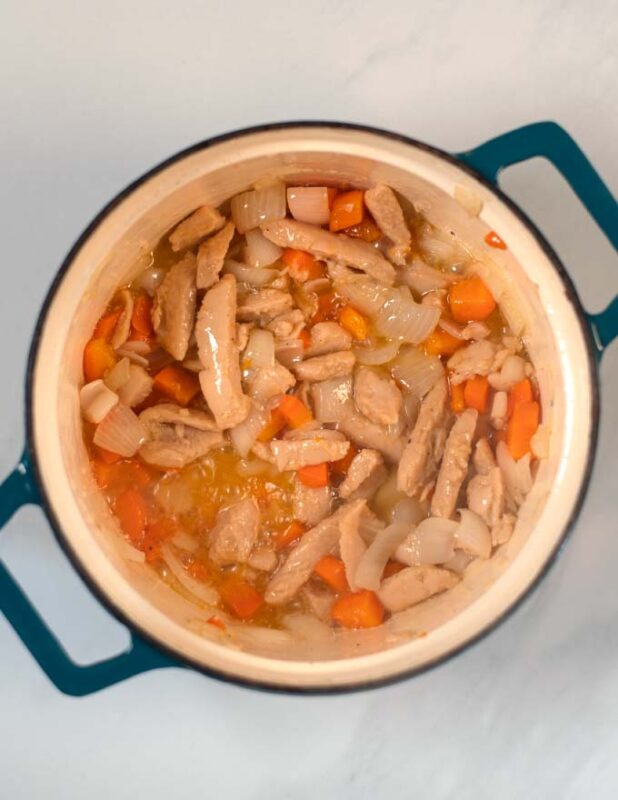 Vegen chicken strips are given to the onions and carrots.