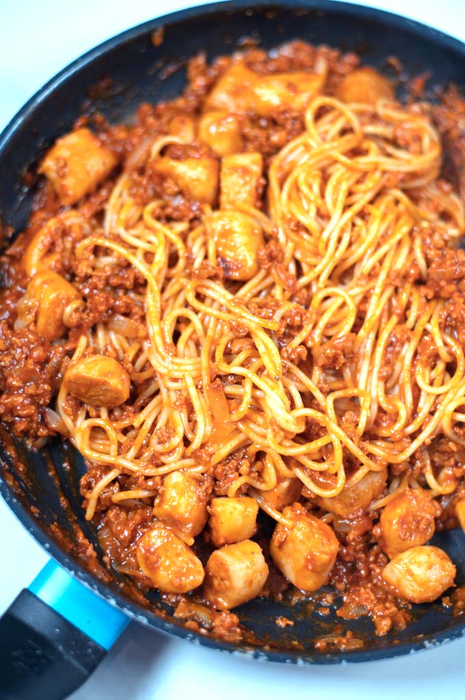 Ready Filipino Spaghetti in a large pan.