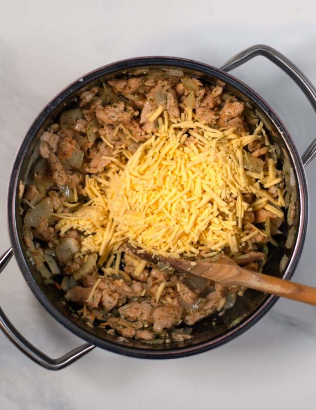 Cheese, vegetable beroth and sour cream are given to the pot.